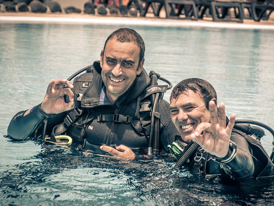 Scuba diving course Discover scuba diving adults swimming pool Playa Blanca Lanzarote